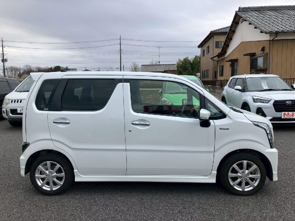 スズキ　ワゴンＲスティングレー HYBRID X3枚目