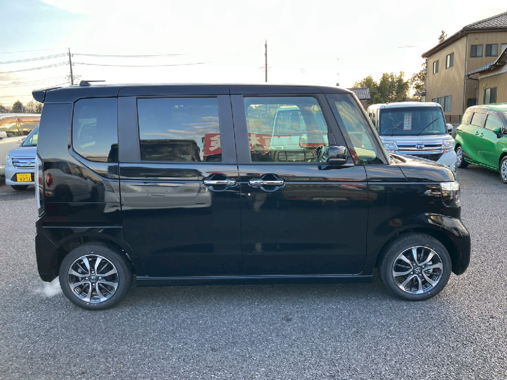 ホンダ　Ｎ ＢＯＸ　カスタム　3枚目