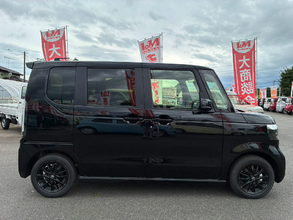 ホンダ N BOXカスタム ブラックスタイル3枚目