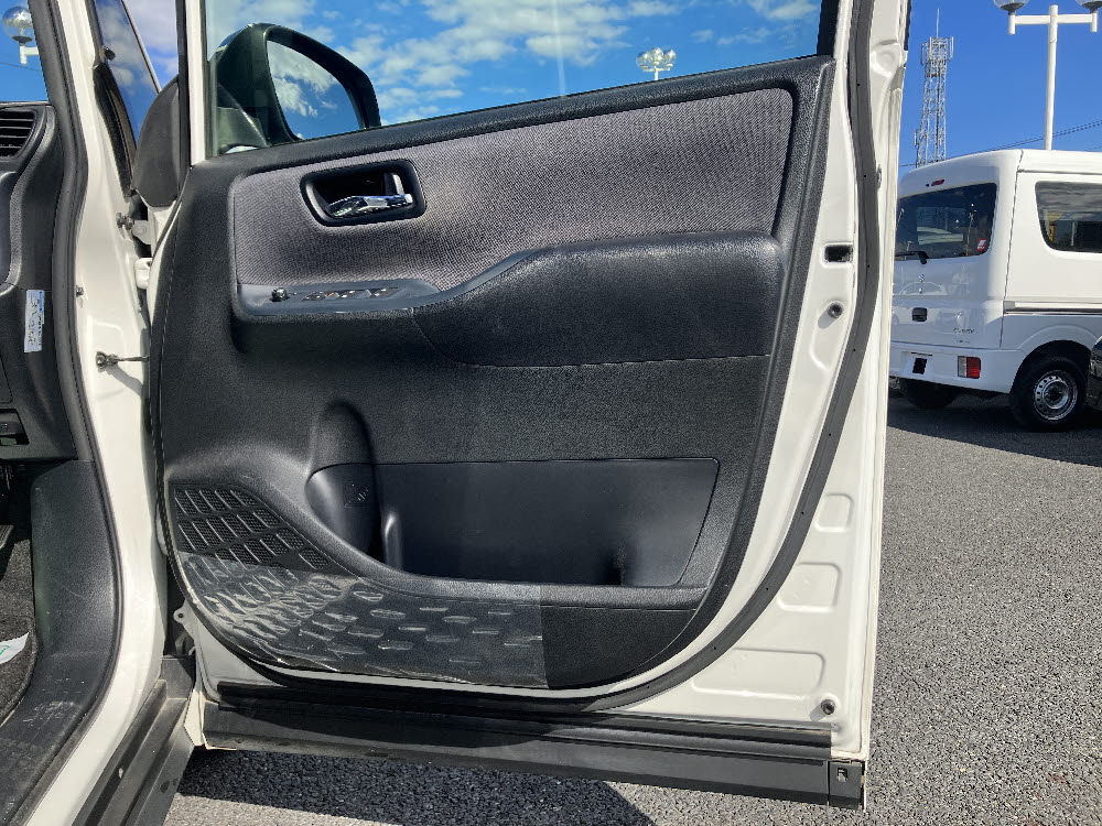 トヨタ　ヴォクシー　ZSキラメキ14枚目