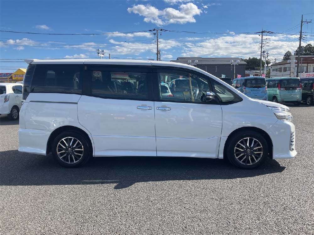 トヨタ　ヴォクシー　ZSキラメキ3枚目