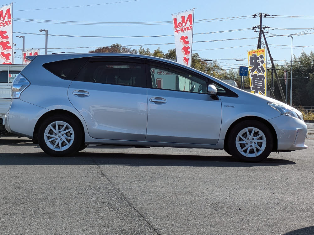 トヨタ　プリウスα　S2枚目