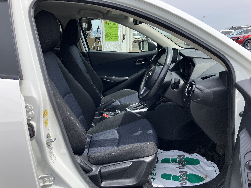 マツダ　デミオ　13S17枚目