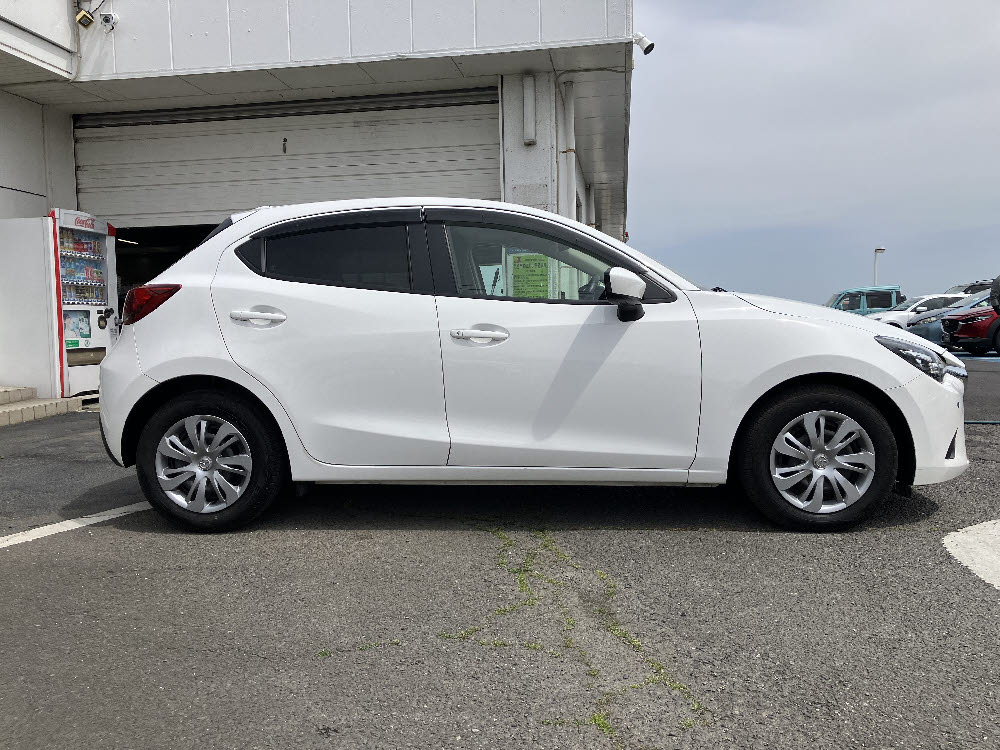 マツダ　デミオ　13S3枚目