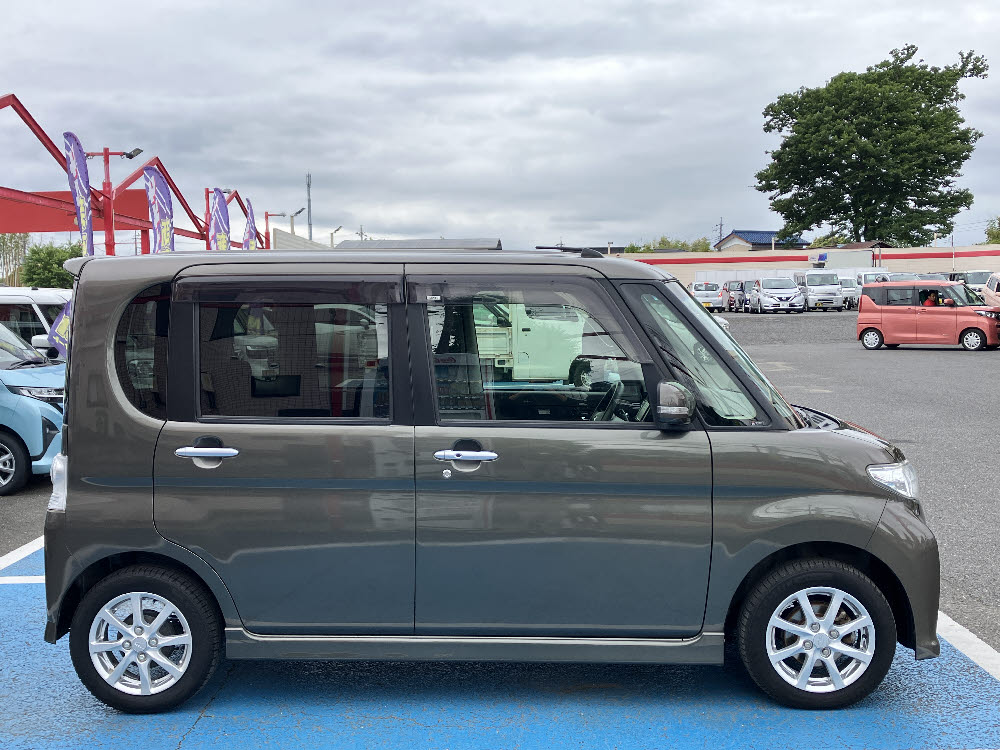 ダイハツ　タントカスタム　L3枚目