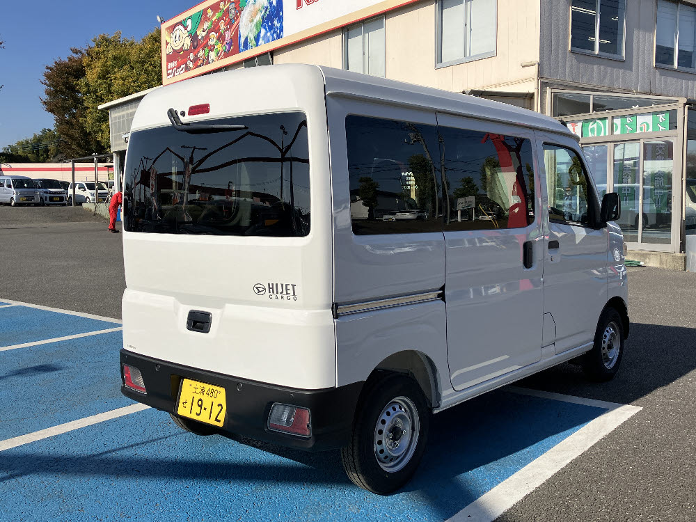 ダイハツ　ハイゼットカーゴ　デラックス　4枚目