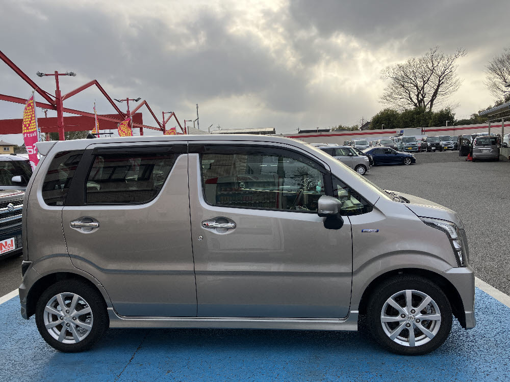 スズキ　ワゴンＲスティングレー　HYBRID　X3枚目