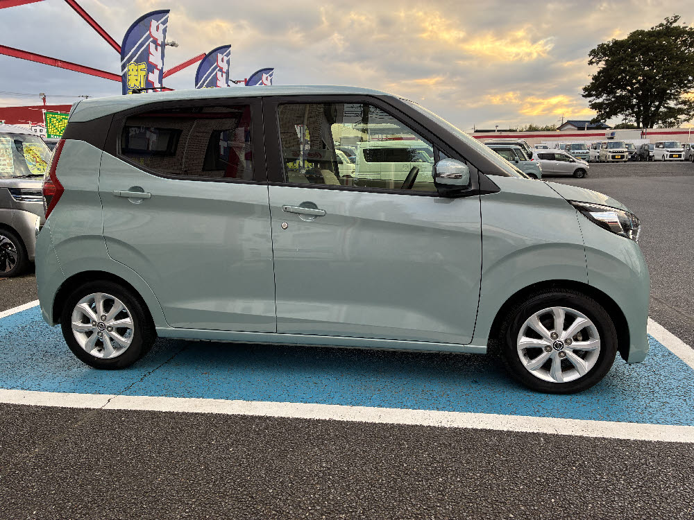 ニッサン　デイズ　X（9インチナビ）3枚目