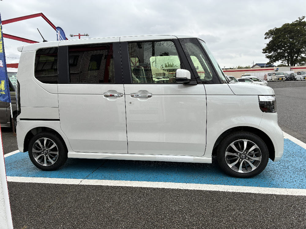 ホンダ　Ｎ ＢＯＸカスタム　標準3枚目