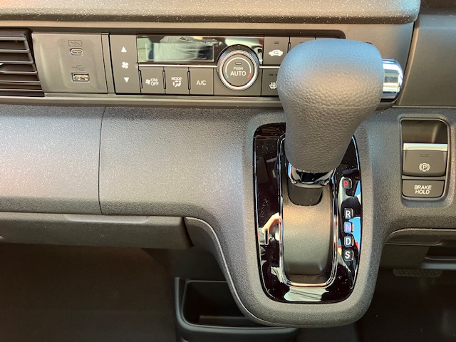 ホンダ　Ｎ ＢＯＸカスタム　8インチナビ(VXM-245ZFEi)17枚目