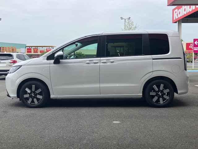 ホンダ　フリードe:HEV AIR EX　8インチナビ7枚目